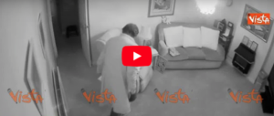 «Cerco i gioielli»: il ladro si fa beffe dell’anziana, ma il filmato lo incastra (video)