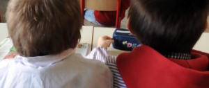 Alessandria, schiaffi e botte in testa a bimbi di una materna: maestre sospese