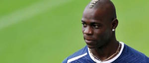 Balotelli se la prende con Toni Iwobi, il senatore di colore eletto con la Lega