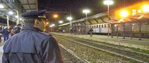 Fidenza, delirio in stazione: africano sputa e vomita odio contro una ragazza: è un rifugiato