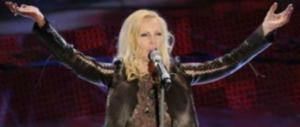 Patty Pravo rivela: «Sono stata io a picchiare Beppe Grillo sul palco»