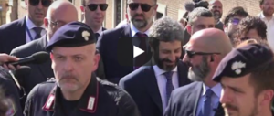 Anche Fico ci tiene ai privilegi: primo tra tutti la passeggiata con 20 uomini di scorta (video)