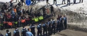 Migranti, scontri al confine tra antagonisti e francesi di Gioventù Identitaria