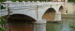 Roma, scavalca Ponte Flaminio e tenta il suicidio. Salvata grazie alla borsa