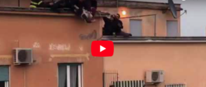 Roma, si butta dal tetto. Lo salvano afferrandolo per le caviglie (video)