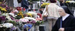 Rubano i fiori al cimitero per rivenderli al banco davanti un altro camposanto