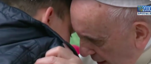 Bimbo in lacrime chiede a Bergoglio: “Papà era ateo, sarà in paradiso?” (video)