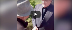 Berlusconi, show col pastore molisano: «Invecchierà». «Mi posso toccare?» (video)