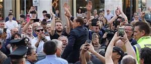Pordenone, uovo contro Berlusconi. Lui: “E io ci resto cinque giorni…”