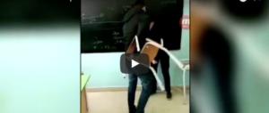 Preso a calci e pugni in classe dai compagni. Filmate le violenze (video)
