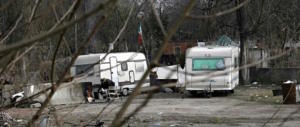 Sassi e bottiglie contro la polizia: rom in rivolta per proteggere quattro ladri