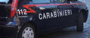 Si spoglia e prende il sole nuda davanti ai bambini: genitori inferociti