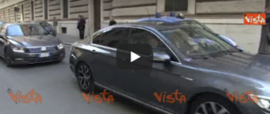 Fico, basta autobus. Ora va in auto blu (ma lui dice che è grigia…). Il video