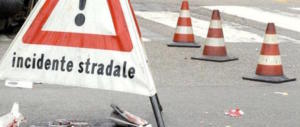 Carrara, sangue sull’asfalto. Auto si ribalta e finisce sulla cancellata: morti 4 ragazzi