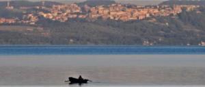 Il lago di Bracciano in lento recupero. Ma stop alle captazioni dell’Acea