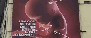 Un enorme manifesto contro l’aborto scatena l’ira funesta della Cirinnà & co (video)