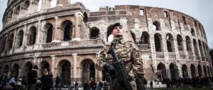 Paura al Colosseo, immigrato con un coltello in mano terrorizza i turisti