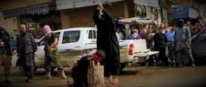 Siria, trovata fossa comune Isis a Raqqa. Ma l’Occidente attacca Assad