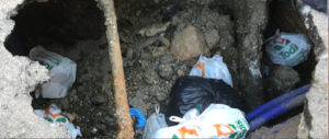 Emergenza buche a Roma: ora le tappano con i rifiuti