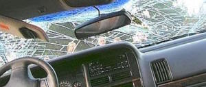 Roma, i nomadi lanciano sassi contro le auto: famiglia salva per miracolo