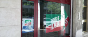 Venezia, assaltata a colpi di mazza la sede di Forza Italia: distrutta la vetrata