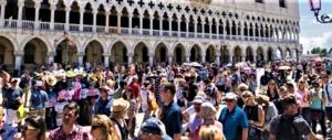 Venezia non ce la fa più. Brugnaro ai turisti: non venite per un giorno solo
