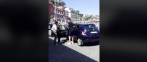 Napoli ostaggio dei parcheggiatori abusivi: spari e auto sfasciata se non paghi (video)