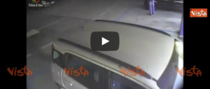 Incendia l’auto della ex, la telecamera lo incastra: è un vigile del fuoco (video)