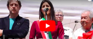 Raggi contestata al corteo del 25 aprile: “Virginia, tappa le buche”