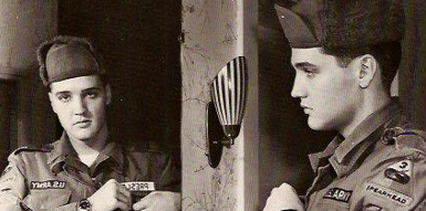 Elvis Presley durante il periodo in cui era soldato dell'Esercito Usa in Germania