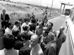 almirante-circondato-da-gente