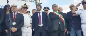 Inno di Mameli, Fico rimane con le mani in tasca. Meloni: «Indegno» (video)