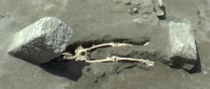 Scheletro sotto a un masso: nei nuovi scavi di Pompei, ritrovamento horror
