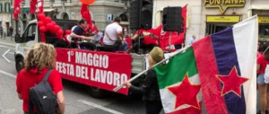 A Trieste sfilano le bandiere con la stella rossa. Meloni: «Vergognatevi»