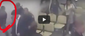 Albanese scappa dal tribunale dopo la condanna. La fuga è da comica (video)