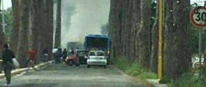 Roma, è caos completo: secondo bus a fuoco in un giorno, ora c’è paura