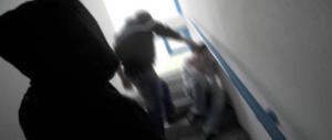Botte e umiliazioni a scuola: un incubo lungo un anno, poi la denuncia dei 5 bulli