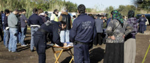 Roma, carabinieri nel campo nomadi: trovate mazze, spade e pistole