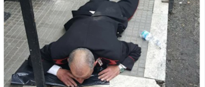 Carabiniere aggredito da un nigeriano: a terra, il viso schiacciato sull’asfalto