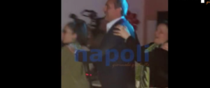 Vergogna De Magistris: fa il “trenino” nel centro sociale occupato (video)