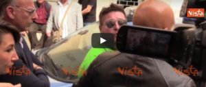 Direzione Pd, interviene la polizia: contestatore identificato e portato via (video)