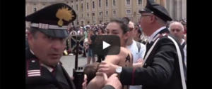 Allatta nuda in piazza San Pietro: lo squallido show della Femen (video)