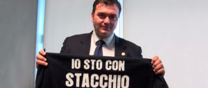 Scrisse “immigrati, se rubate vi spariamo”. Nei guai il sindaco di destra Joe Formaggio