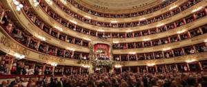Crollano calcinacci dal portico della Scala. Chiusa l’area di accesso al Teatro