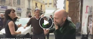Schiaffi a Luca Abete di “Striscia”, poi il parcheggiatore se ne va indisturbato (video)