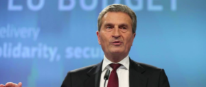 «I mercati insegneranno agli italiani a votare». Frase choc del commissario Ue Oettinger