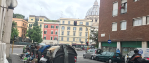 Emergenza rifiuti a Roma: la spazzatura anche sotto la residenza del Papa