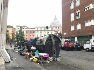 A cento metri da qui, la residenza Santa Marta dove vive il Papa