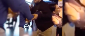Scopre il marito in aeroporto con l’amante. La rissa è virale (video)