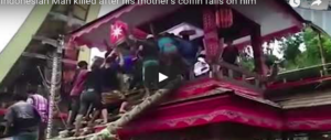 Muore schiacciato dalla bara di sua madre: tragica fatalità al funerale (video)